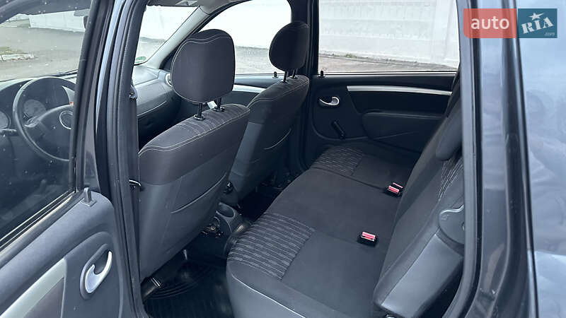 Седан Dacia Logan 2011 в Радивиліві