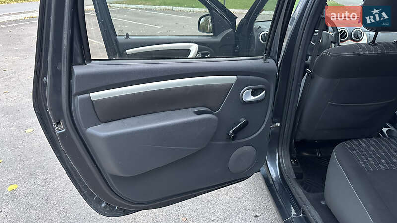 Седан Dacia Logan 2011 в Радивиліві