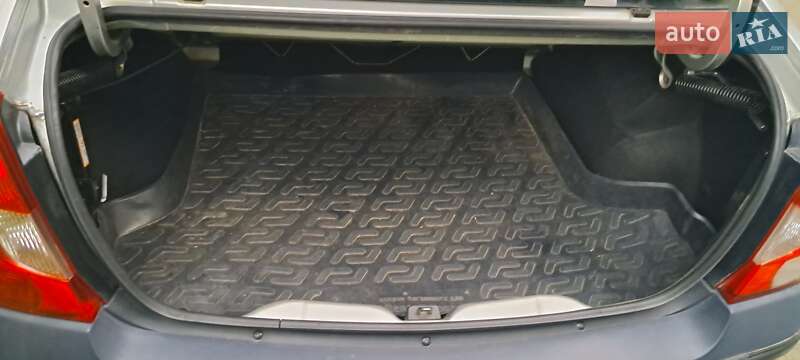 Седан Dacia Logan 2006 в Львові