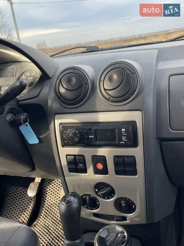 Седан Dacia Logan 2009 в Дубно