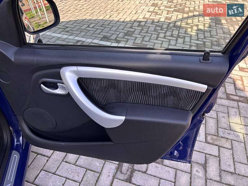 Седан Dacia Logan 2009 в Ромнах