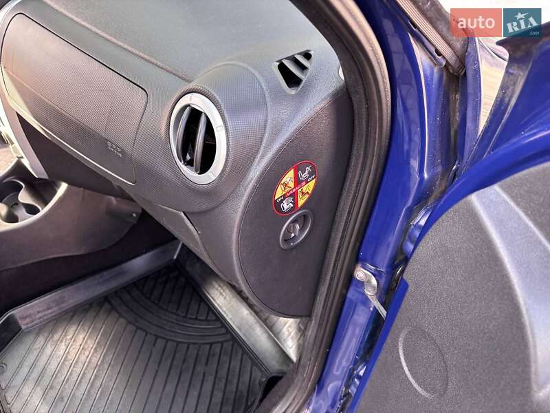 Седан Dacia Logan 2009 в Ромнах