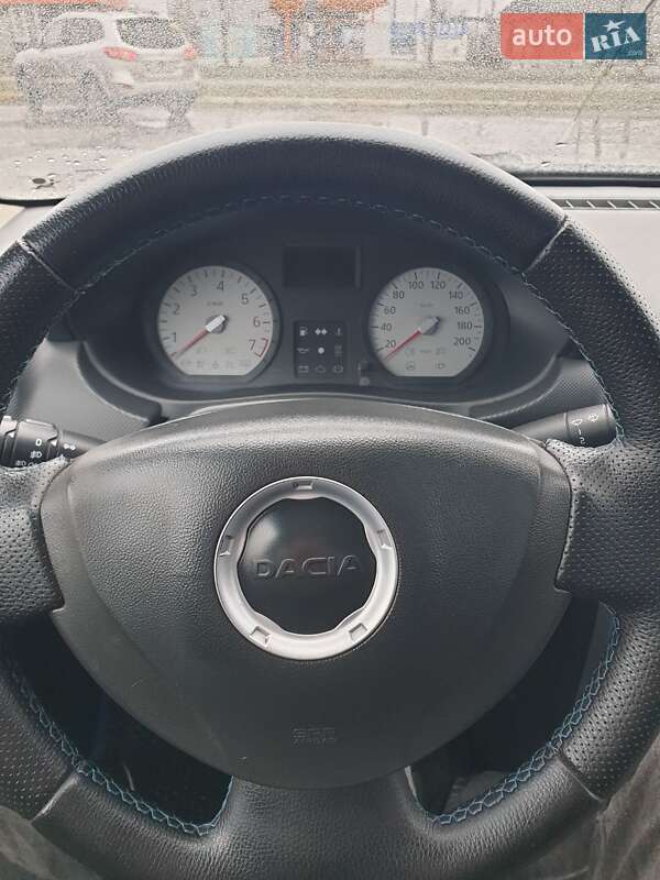 Седан Dacia Logan 2008 в Бучі