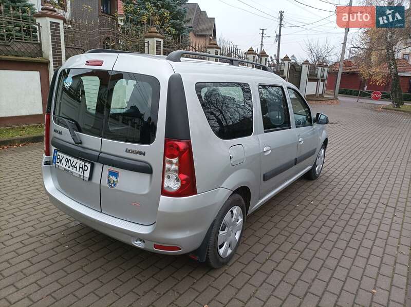 Седан Dacia Logan 2012 в Ровно