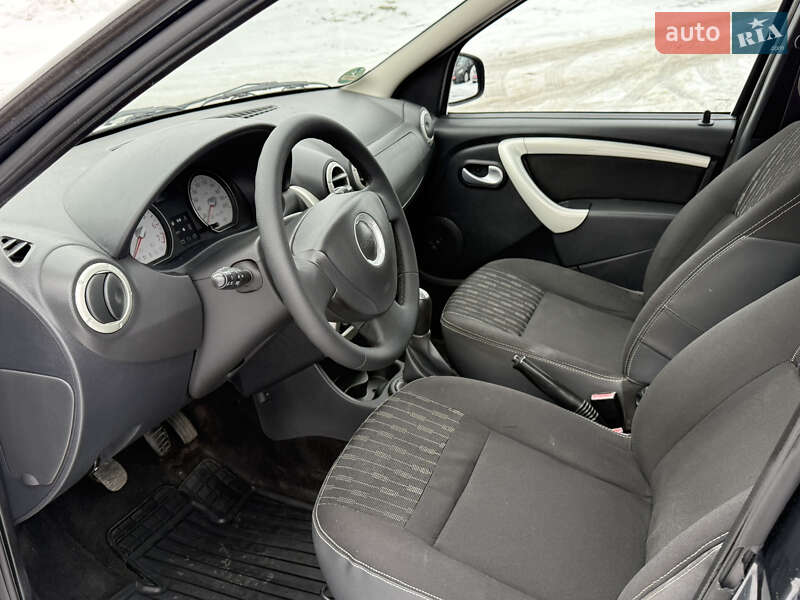 Седан Dacia Logan 2011 в Луцке