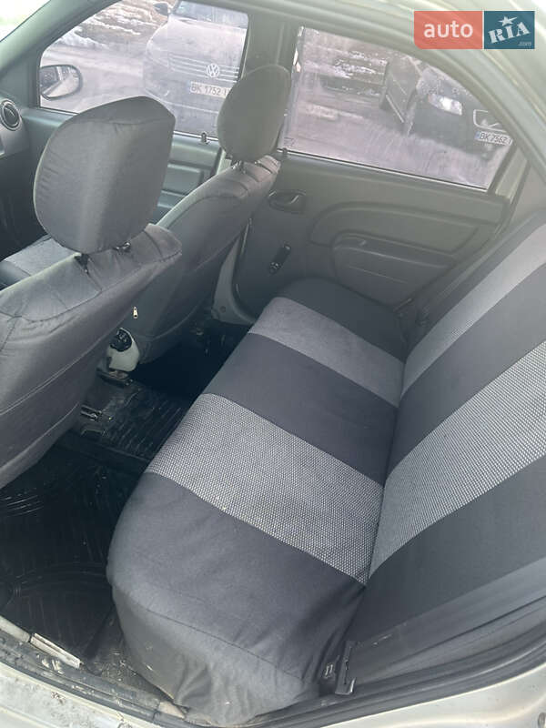 Седан Dacia Logan 2006 в Вараше фото 8 Седан Dacia Logan 2006 в Вараше