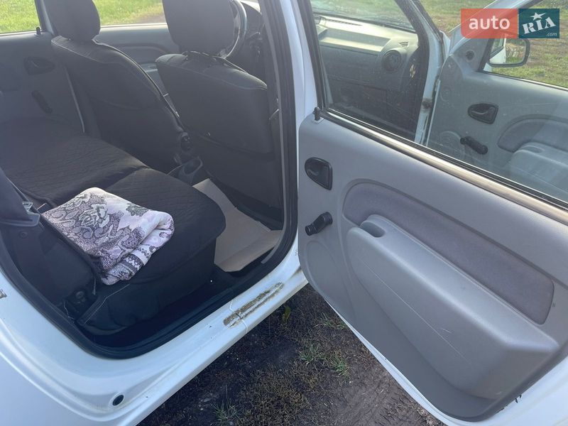 Седан Dacia Logan 2009 в Хотине