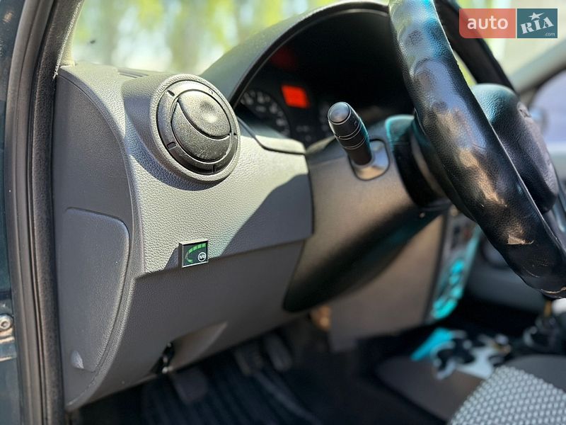 Седан Dacia Logan 2006 в Киеве