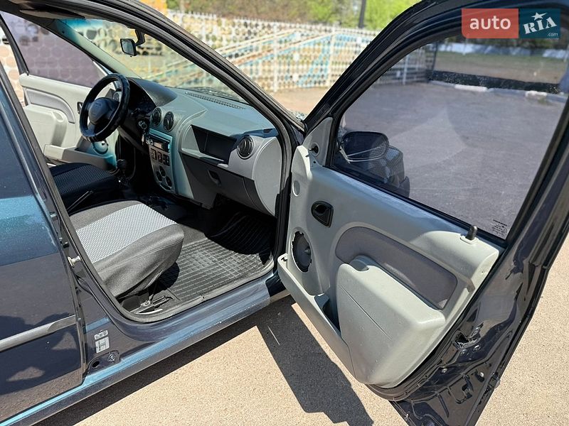Седан Dacia Logan 2006 в Киеве