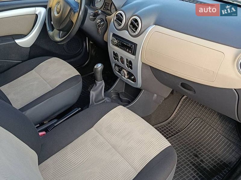 Седан Dacia Logan 2010 в Дубно