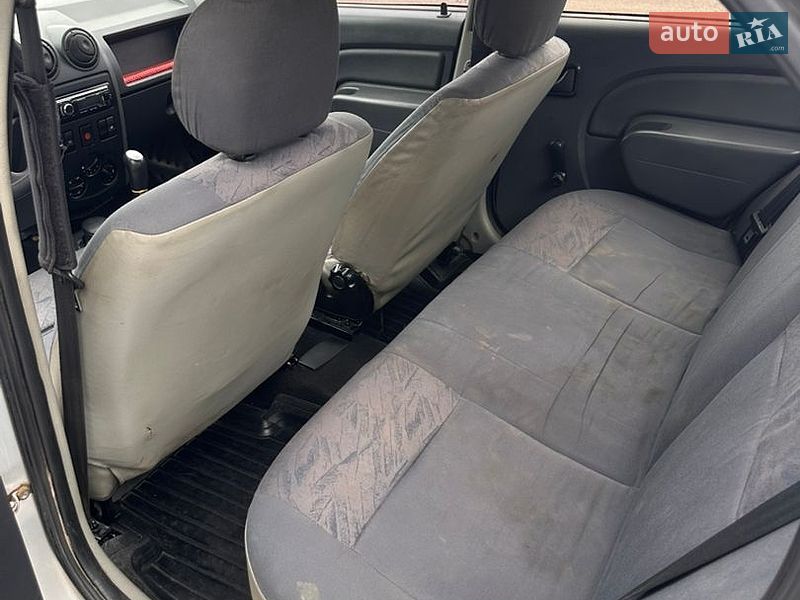 Седан Dacia Logan 2006 в Мукачево
