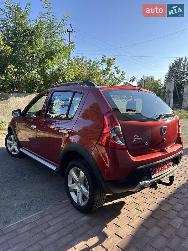 Внедорожник / Кроссовер Dacia Sandero StepWay 2012 в Хороле