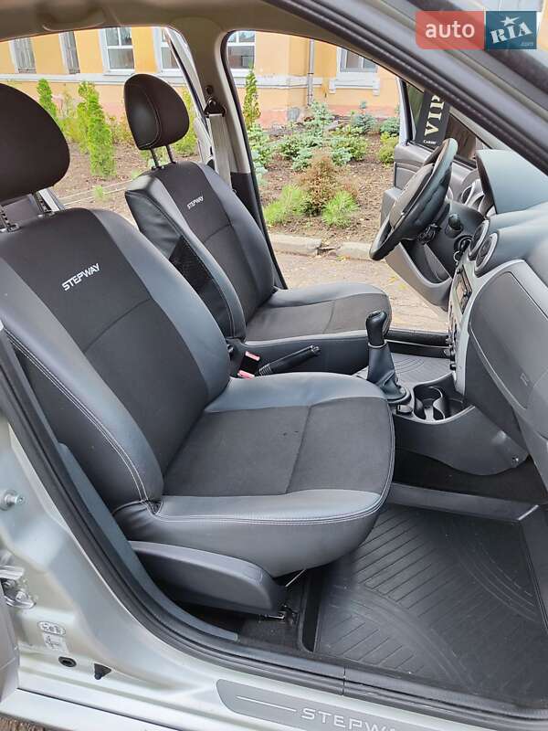 Внедорожник / Кроссовер Dacia Sandero StepWay 2012 в Кролевце