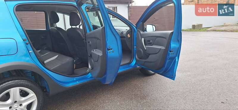 Внедорожник / Кроссовер Dacia Sandero StepWay 2015 в Новоархангельске