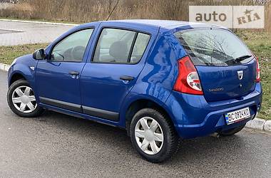 Хетчбек Dacia Sandero 2011 в 