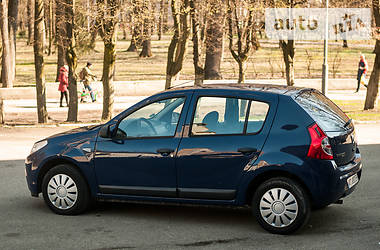 Хетчбек Dacia Sandero 2009 в 