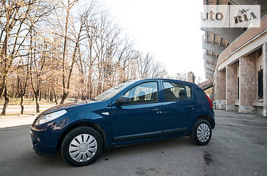 Хетчбек Dacia Sandero 2009 в 