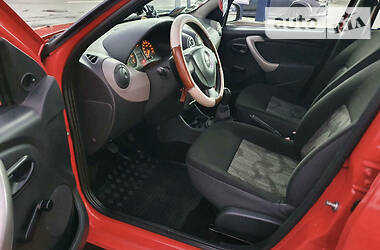Хетчбек Dacia Sandero 2010 в 