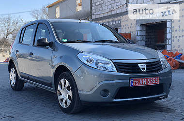 Хетчбек Dacia Sandero 2009 в 