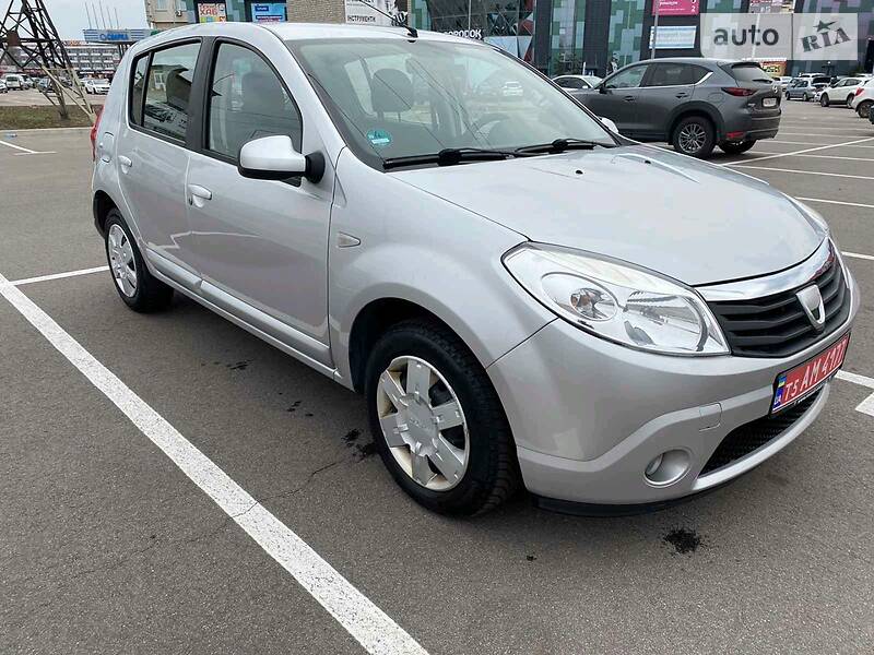 Хетчбек Dacia Sandero 2009 в Києві