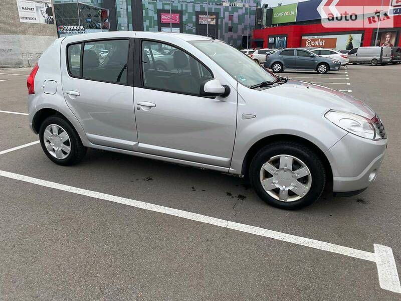 Хетчбек Dacia Sandero 2009 в Києві