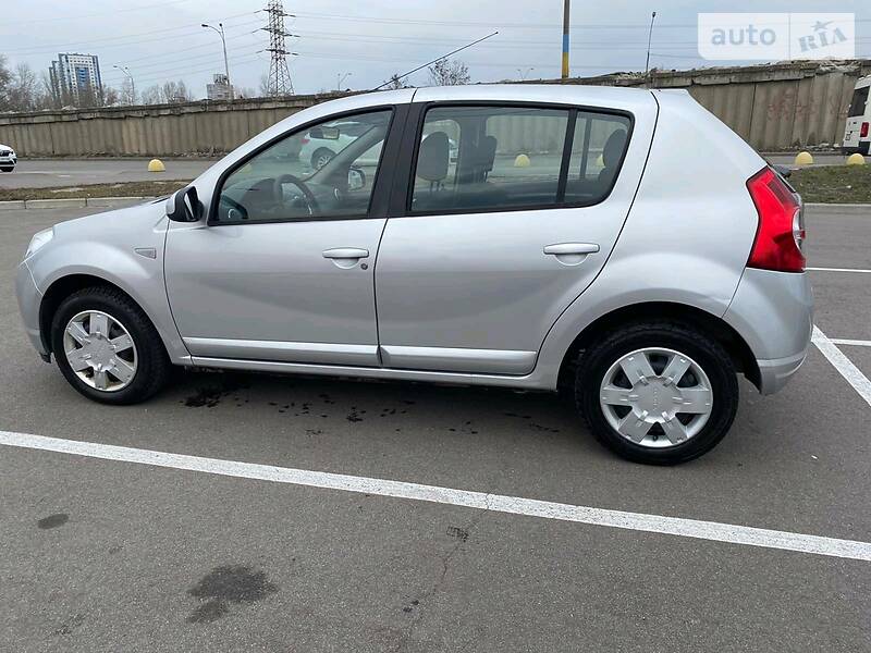 Хетчбек Dacia Sandero 2009 в Києві