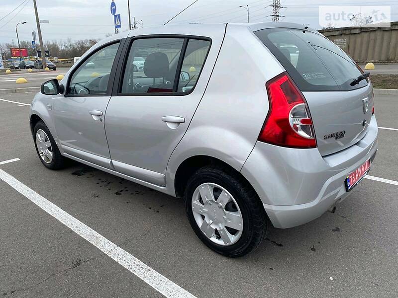 Хетчбек Dacia Sandero 2009 в Києві