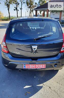 Хэтчбек Dacia Sandero 2008 в Умани