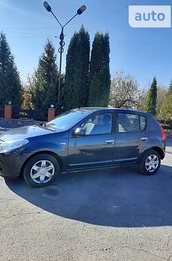 Хэтчбек Dacia Sandero 2008 в Умани