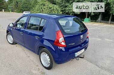 Хэтчбек Dacia Sandero 2009 в Умани