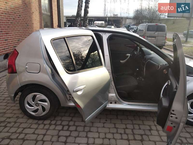 Хэтчбек Dacia Sandero 2010 в Львове