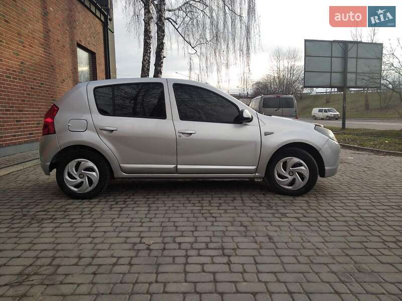 Хэтчбек Dacia Sandero 2010 в Львове