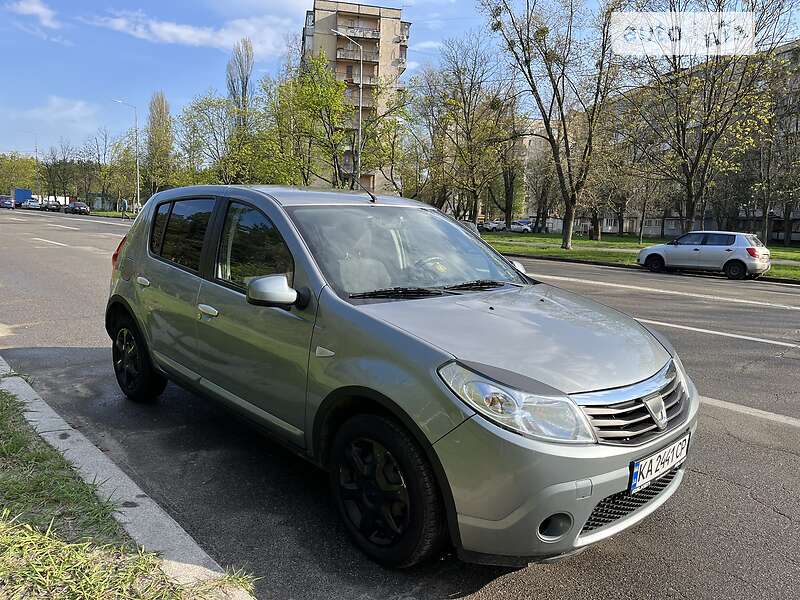 Хетчбек Dacia Sandero 2009 в Києві