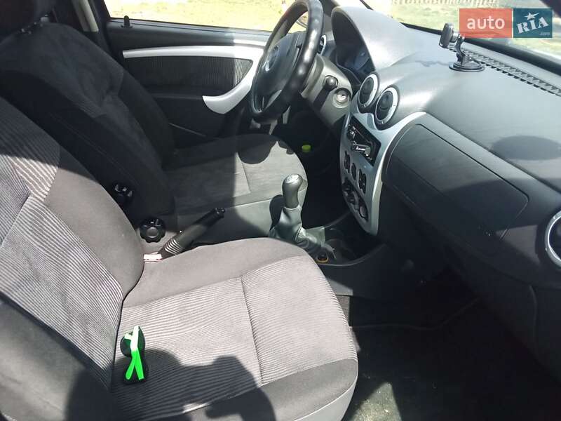 Хетчбек Dacia Sandero 2008 в Чернівцях