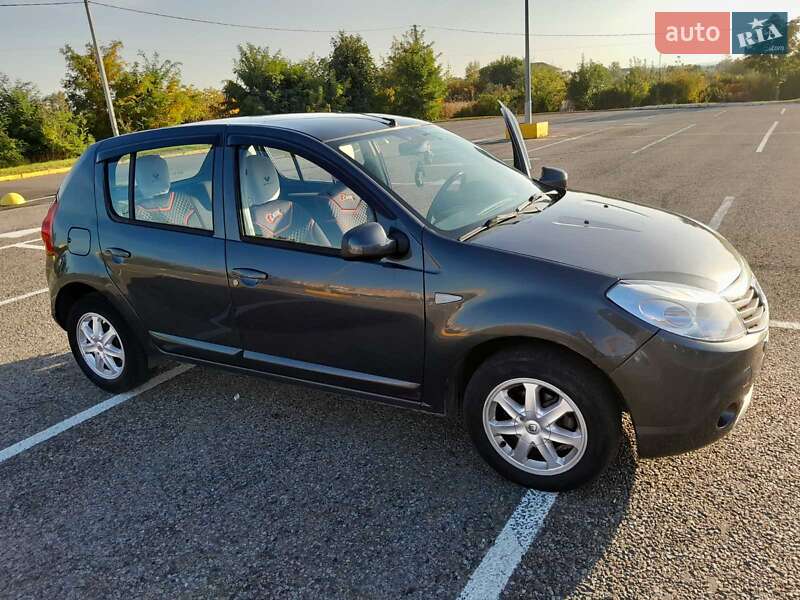 Хетчбек Dacia Sandero 2013 в Чернівцях фото 3 Хетчбек Dacia Sandero 2013 в Чернівцях