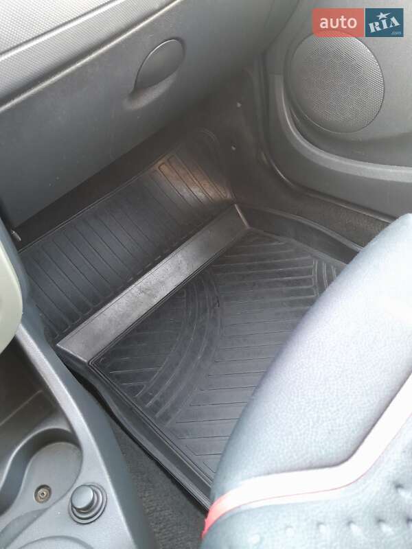 Хетчбек Dacia Sandero 2013 в Чернівцях фото 19 Хетчбек Dacia Sandero 2013 в Чернівцях