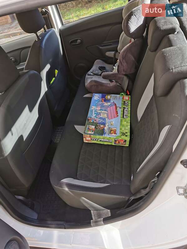 Хетчбек Dacia Sandero 2013 в Дніпрі