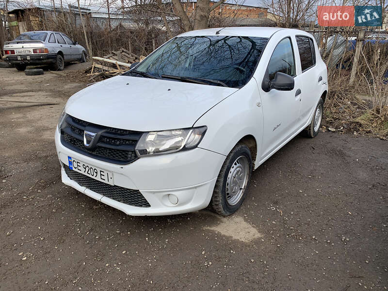 Хетчбек Dacia Sandero 2014 в Чернівцях