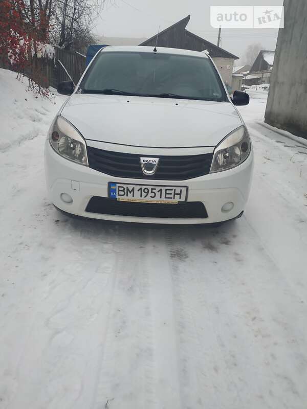 Хэтчбек Dacia Sandero 2011 в Путивле