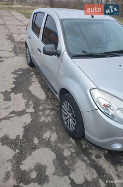 Хэтчбек Dacia Sandero 2009 в Гадяче