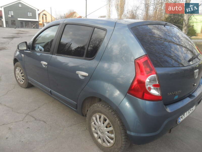 Хэтчбек Dacia Sandero 2009 в Звягеле