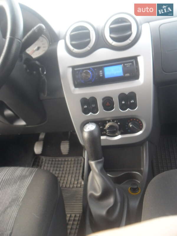 Хэтчбек Dacia Sandero 2009 в Звягеле