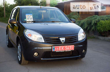 Хэтчбек Dacia Sandero 2008 в Умани