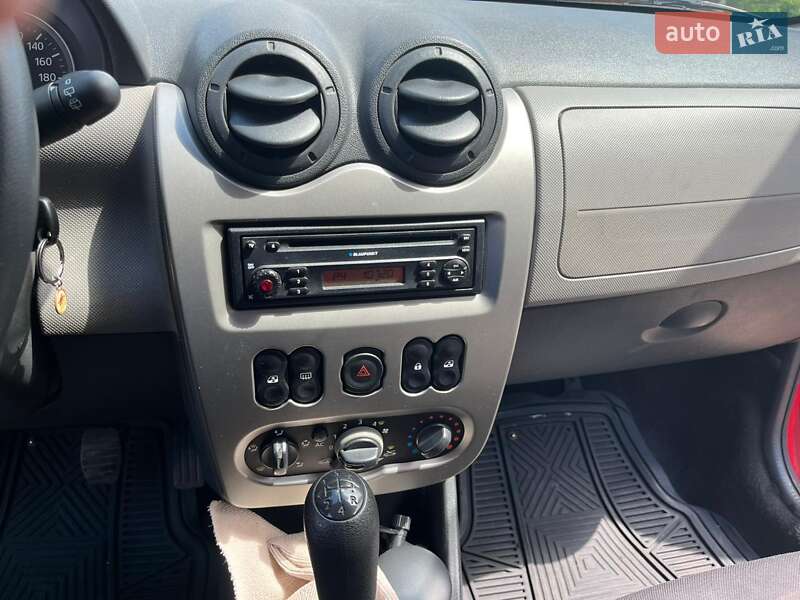 Хэтчбек Dacia Sandero 2009 в Новгородке