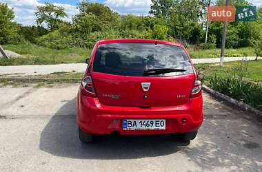 Хэтчбек Dacia Sandero 2009 в 