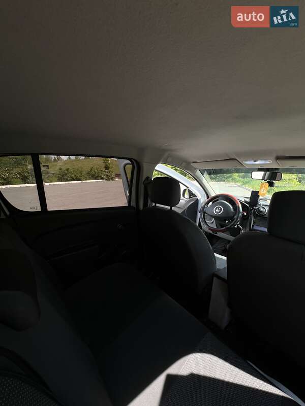 Хэтчбек Dacia Sandero 2013 в Звягеле фото 10 Хэтчбек Dacia Sandero 2013 в Звягеле
