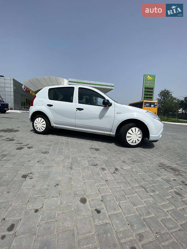 Хэтчбек Dacia Sandero 2009 в 