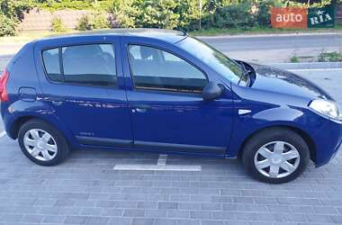 Хетчбек Dacia Sandero 2009 в Києві