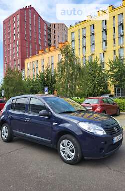 Хетчбек Dacia Sandero 2011 в Києві