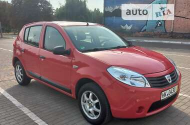 Хэтчбек Dacia Sandero 2009 в Киверцах